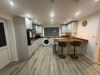 Large 4 bedroom Family let, Contractor, Corporate - 2