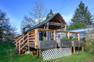 Birdhouse country living close to everything - 8