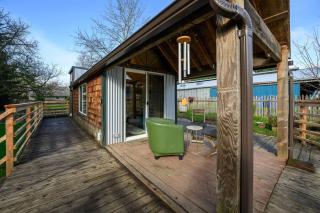 Birdhouse country living close to everything - 5