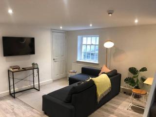F1 Town Centre, Walk to Races! Sleeps 4 - 5