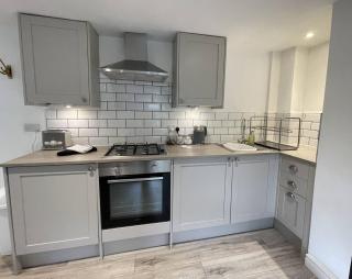 F1 Town Centre, Walk to Races! Sleeps 4 - 3
