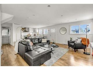 Cozy modern floating home next to Lonsdale Quay - 9