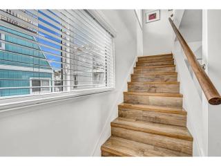 Cozy modern floating home next to Lonsdale Quay - 1