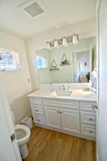 Cozy modern floating home next to Lonsdale Quay - 2