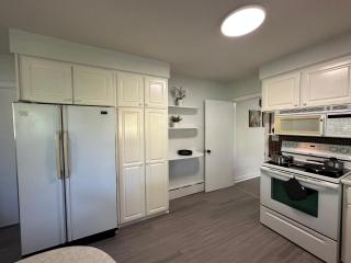 Modern Private Room with Bessarion Subway North York - 2