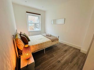 Two Bedroom for 4 near Underground - 3