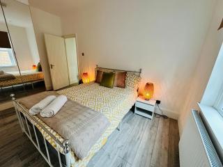 Two Bedroom for 4 near Underground - 4