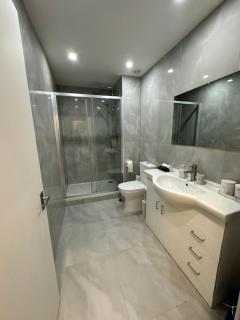 Two Bedroom for 4 near Underground - 2