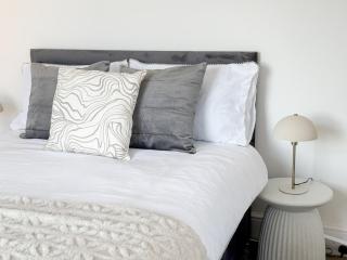 Modern 3-Bed House Near Attractions & Beach - 9