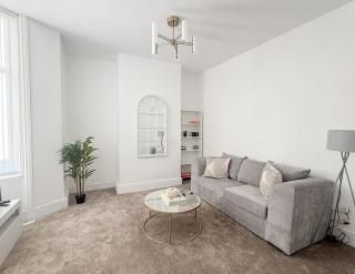 Modern 3-Bed House Near Attractions & Beach - 3