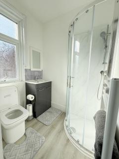 Modern 3-Bed House Near Attractions & Beach - 2