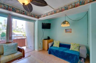 Near Malls, Beaches and Honolulu Zoo Colorful Condo - 6