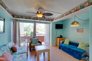 Near Malls, Beaches and Honolulu Zoo Colorful Condo - 5