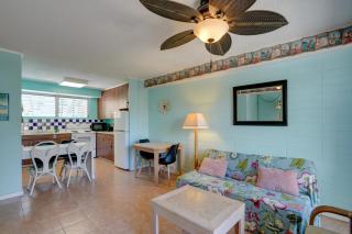 Near Malls, Beaches and Honolulu Zoo Colorful Condo - 3