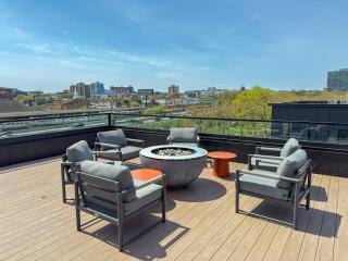 Luxury Stay Near NYC | Full Access to Amenities - 3