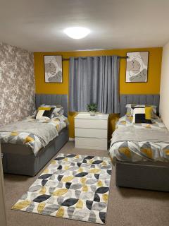 Spacious two bedroom flat, entire property - 8