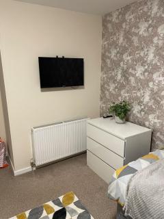 Spacious two bedroom flat, entire property - 5