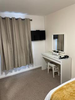 Spacious two bedroom flat, entire property - 1