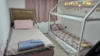 The Aylesbury Home Retreat - 3-Bed Home with Garden & Parking - 1