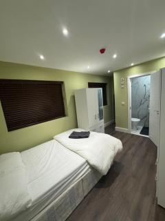 Cozy en-suite 15 minutes from Heathrow Airport by car - 5