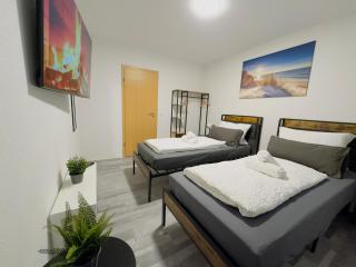 STN Royale Suite - Ferienwohnung mit 4 Schlafzimmer, 8 Big Beds, Parkplatz & Balkon, Highspeed WLAN, Netflix Premium, Zentral zu Audi & Schwarz Gruppe - 2