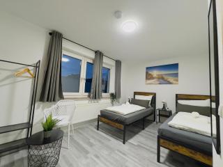 STN Royale Suite - Ferienwohnung with 4 Bedrooms, 8 Big Beds, Parkplatz & Balkon, Highspeed WLAN, Netflix Premium, Zentral zu Audi & Schwarz Gruppe - 1