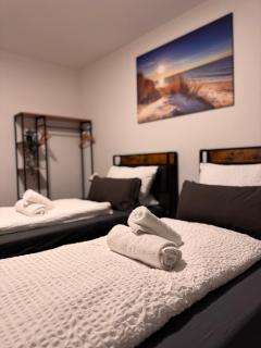 STN Royale Suite - Ferienwohnung mit 4 Schlafzimmer, 8 Big Beds, Parkplatz & Balkon, Highspeed WLAN, Netflix Premium, Zentral zu Audi & Schwarz Gruppe - 3