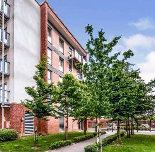 Stylish 2-Bed Apartment, Sleeps 6, Free Parking - 8