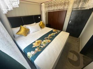 Serene Lakeside Haven - 6