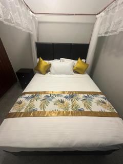 Serene Lakeside Haven - 5