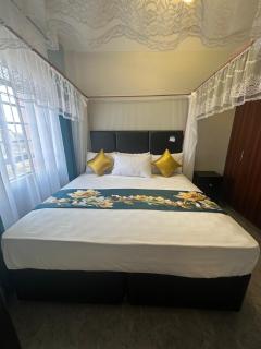 Serene Lakeside Haven - 4