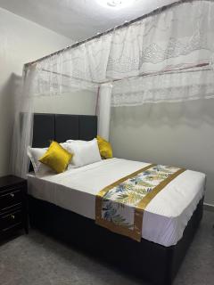 Serene Lakeside Haven - 3