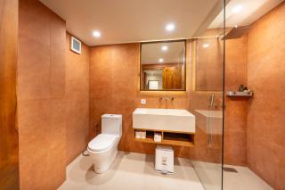 Gate 11 Mezzanine one - 1