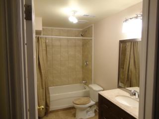 A Cozy Ottawa Hideaway Suitable For Couples & Families Minutes From The Airport - 2