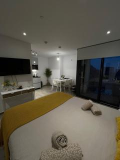 E1 Suites Studio - Modern Comfort & Spa Luxury, Gibraltar - 7