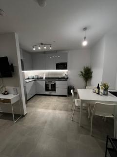 E1 Suites Studio - Modern Comfort & Spa Luxury, Gibraltar - 1