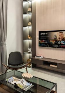 Luxury Poolview 1BR in Aljada l Balcony l 3 beds - 6