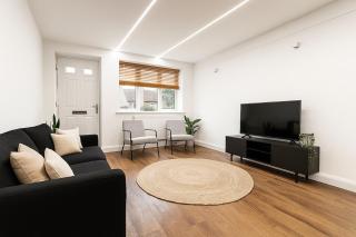 Spacious 4 Bed 3 Bath with Parking in Worthing - 0