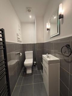 Spacious 4 Bed 3 Bath with Parking in Worthing - 6