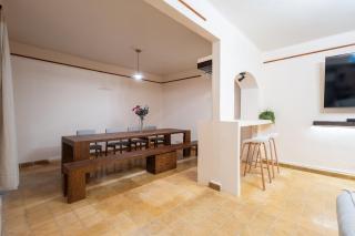 Casa céntrica con 4 habitaciones y estacionamiento - 6