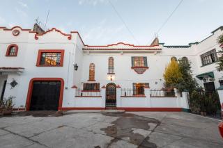 Casa céntrica con 4 habitaciones y estacionamiento - 8