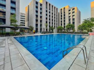 Luxury Poolview 1BR in Aljada l Balcony l 3 beds - 8