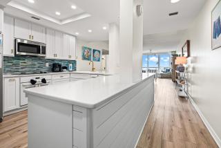 Lil Nauti - Beachfront Condo - 4