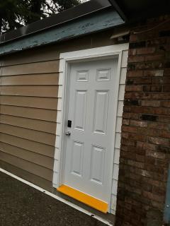 Cozy Ground-Floor Room with Private Bath and Separate Entry - 2