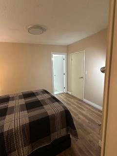 Cozy Ground-Floor Room with Private Bath and Separate Entry - 1