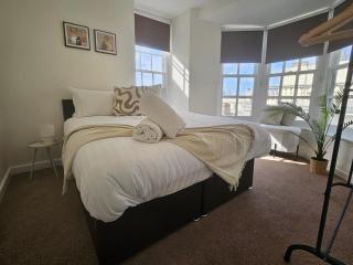 2 Bed Apartment in Brighton with Side Sea View - 8