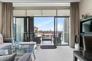 Modern Harbourside 1BR w Balcony Zodiak Stays - 4