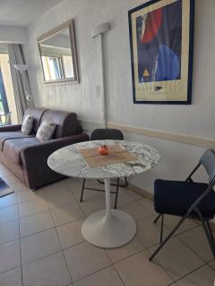 Bright apartment with golf course view - 7