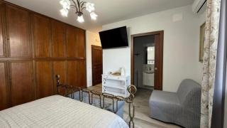 Charming Guest Room in Florence Countryside with Mountain River Views - 8