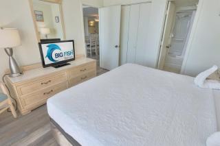 Beach retreat w balcony & hot tub - 1